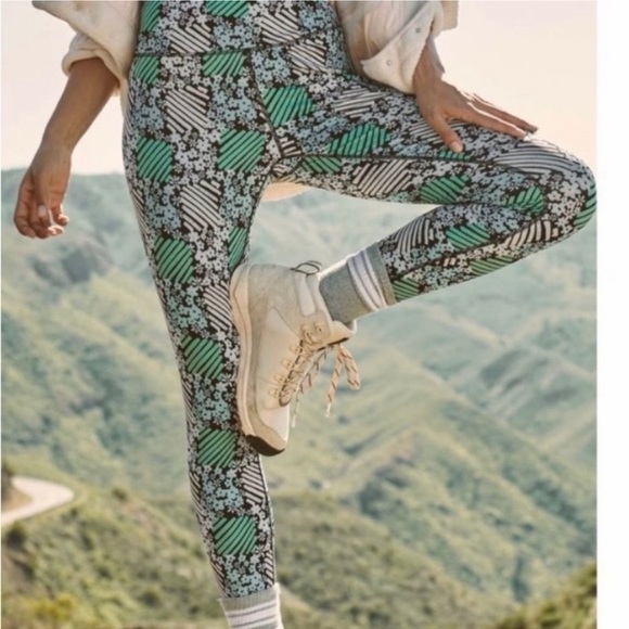 Free People Pants - 🆕 Free People Movement Daisy Check Print Ditsy Floral 7/8 Leggings S NEW